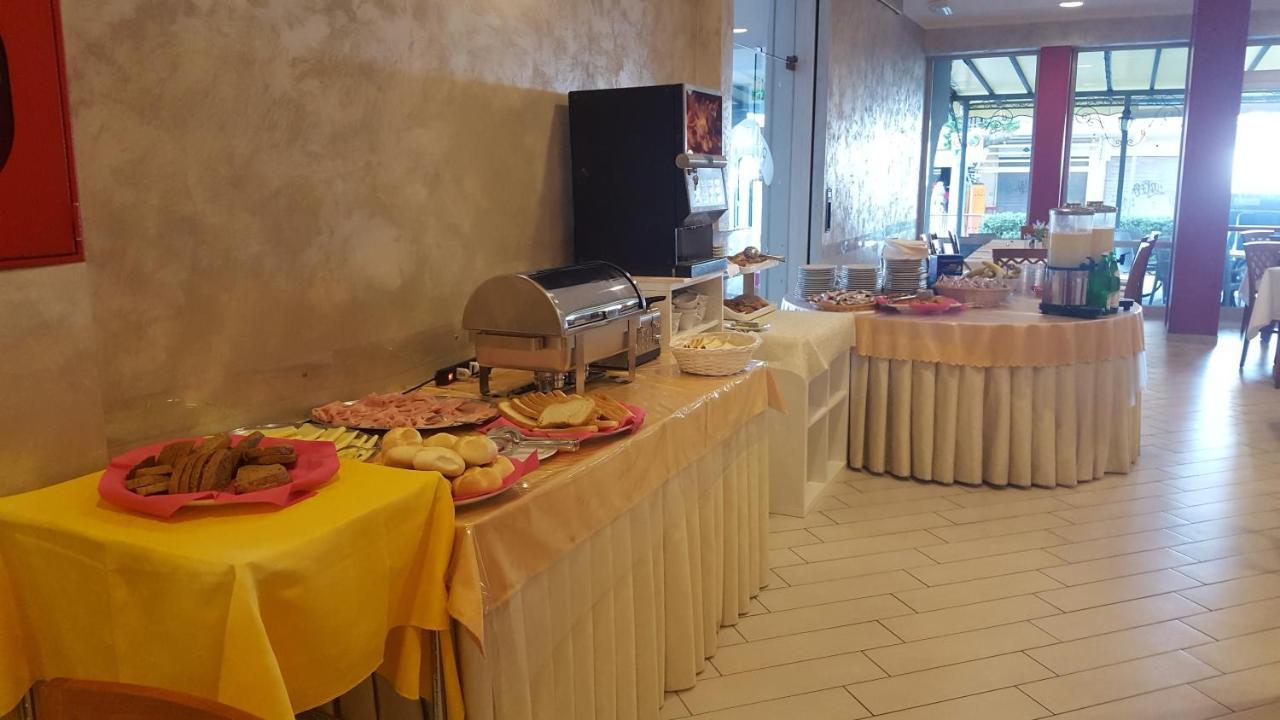 Hotel Mont Blanc Bellaria-Igea Marina Esterno foto