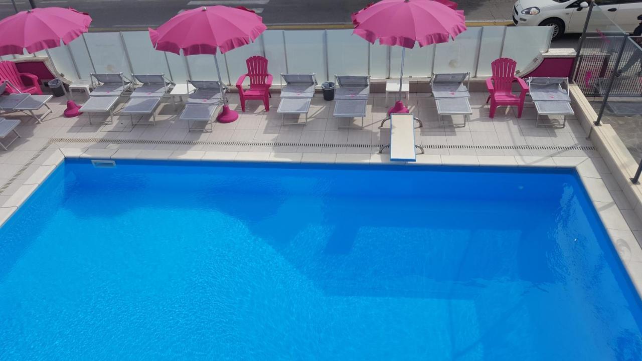 Hotel Mont Blanc Bellaria-Igea Marina Esterno foto