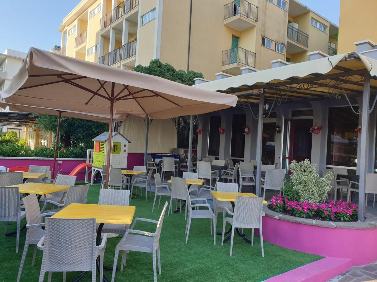 Hotel Mont Blanc Bellaria-Igea Marina Esterno foto