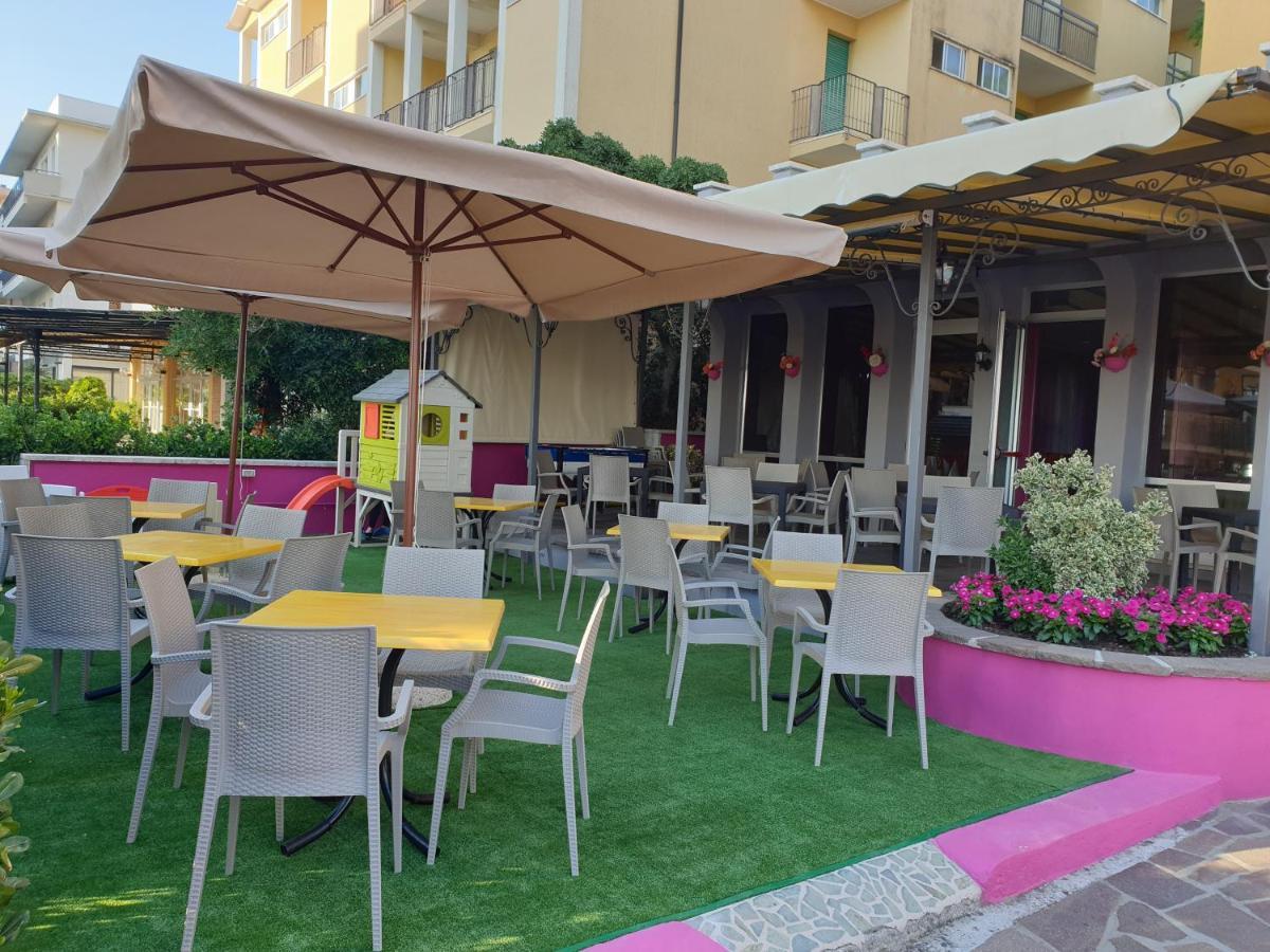 Hotel Mont Blanc Bellaria-Igea Marina Esterno foto