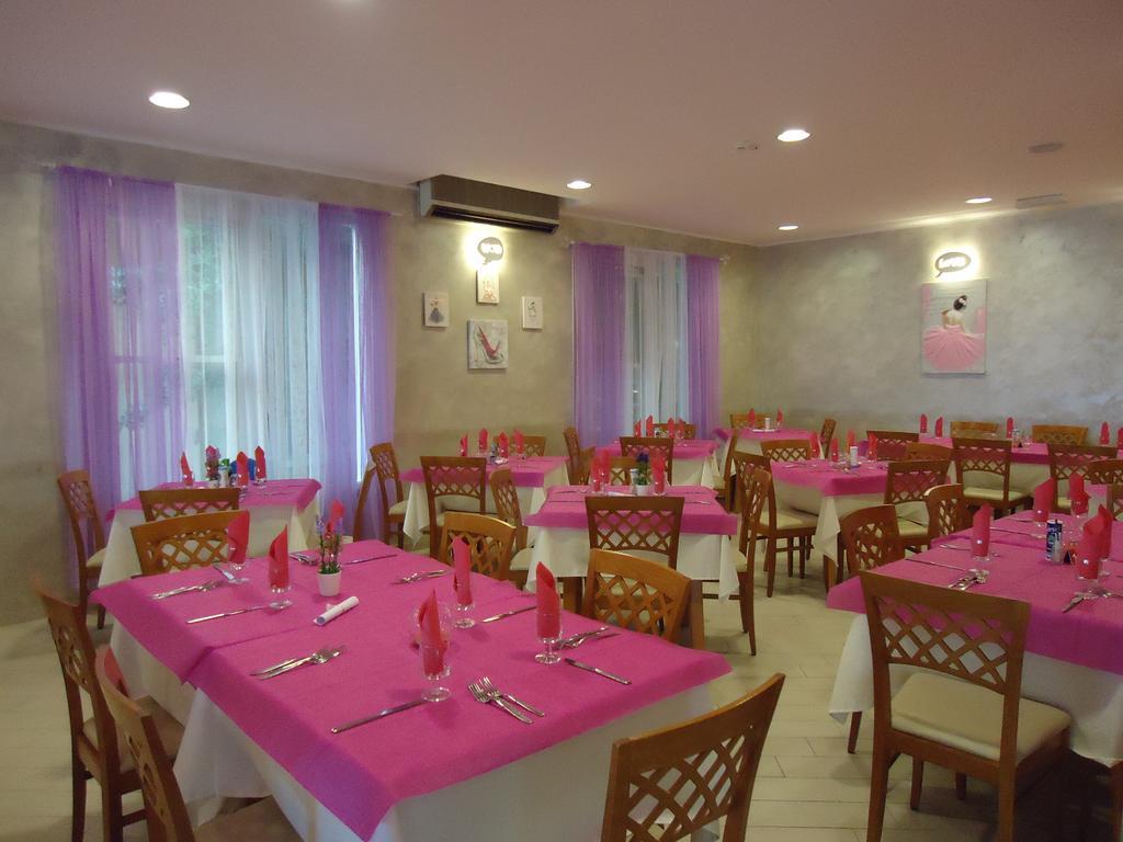 Hotel Mont Blanc Bellaria-Igea Marina Esterno foto