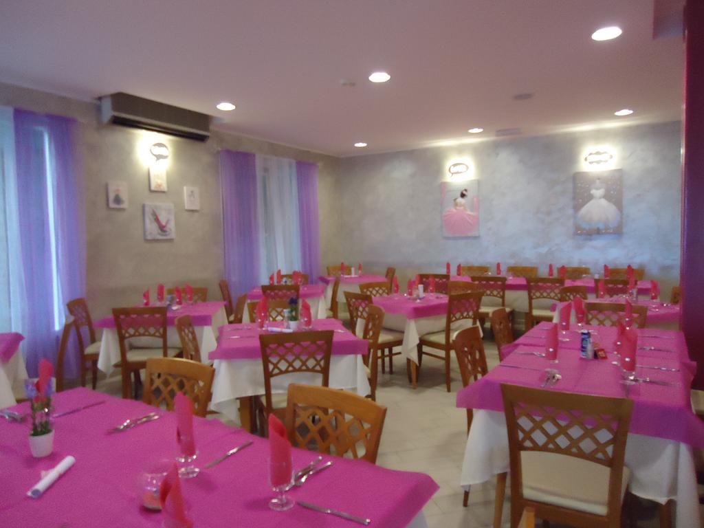 Hotel Mont Blanc Bellaria-Igea Marina Esterno foto