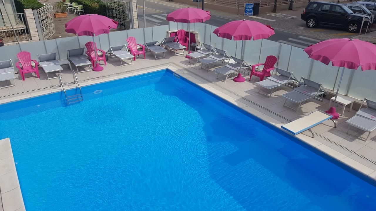 Hotel Mont Blanc Bellaria-Igea Marina Esterno foto